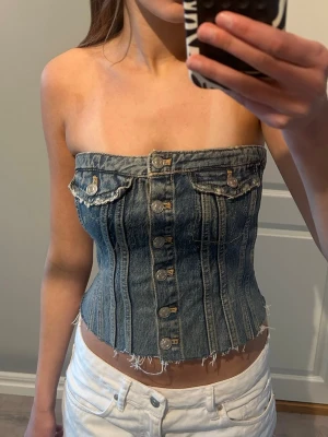 Jeans topp - Säljer denna jeans topp då den inte kommer till användning, använt 1 gång!