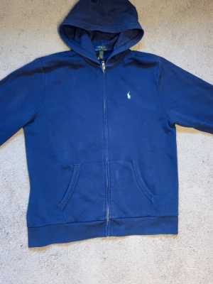Ralph lauren zip - Tjena, säljer nu min Ralph Lauren zip hoodie då den inte används längre. Hör av er vid frågor!