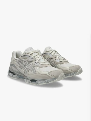 Asics-gel-nyc cream sneakers - Snygga Asics GEL-NYC sneakers i olika nyanser av cream och vitt. Ovandel i mesh och mocka med detaljerade paneler och klassiska Asics-stripes på sidorna. Sulan har en futuristisk look med synlig GEL-dämpning för extra komfort. Ordinarie pris 1800kr