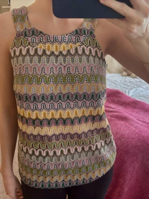 Missoni inspirerad topp - Säljer denna somriga topp som är i lite missoni mönster. Använd fåtal gånger💞