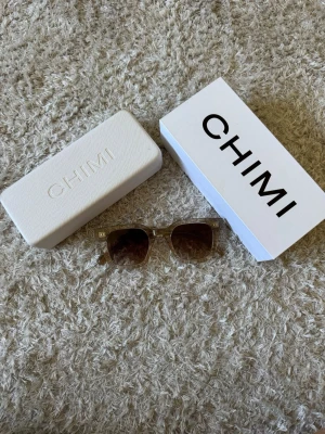 solglasögon från chimi - Snygga solglasögon från chimi i modellen 04❤️ kommer med ursprunglig fodral, låda och påse samt putsduk❤️pris kan diskuteras