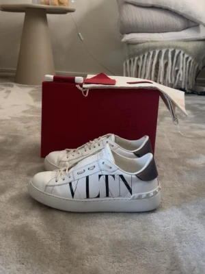 Valentino open skor - Säljer ett Par Valentino skor  Skick: 9,5/10🧮  Inkluderat: allt og ingår!♦️  Pris: 2499kr ej hugget i sten🎗️ Storlek: 38♣️ passar 37 Snabbaffär = priset sänks-SERIÖSA BUD🔓