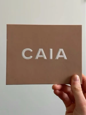 FRI FRAKT!! CAIA ögonskuggspalett med spegel - Nu säljer jag min jättefina CAIA ögonskuggspalett som inte längre kommer till användning. Slutsåld sen länge och finns inte kvar i sortimentet. Säljs bara för 299kr UTAN FRAKT!! Postar oftast samma dag, annars dagen efter!! Skriv vid funderingar eller fler bilder💘