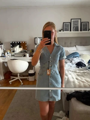 Zara Jeans klänning  - Säljer denna söta jeans klänning från Zara. Bra skick 