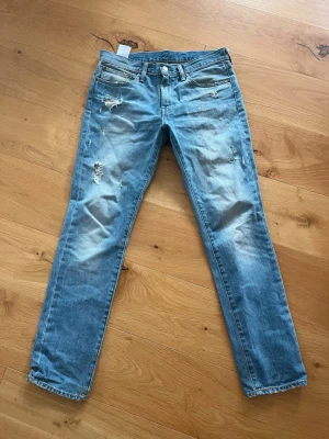 Levis 511 - Säljer ett par ljusblå Levis 511 med schyssta revor och hål. Jeansen har flera slitningar och hål. Passar sjukt bra t sommaren. Byxorna är iprincip nya, endast använda fåtal gånger. Priset inte hugget i sten