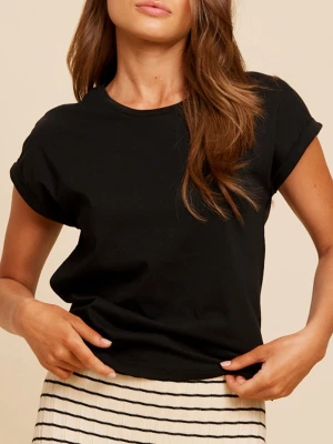 Svart basic t-shirt med upprullade ärmar - En svart t-shirt i mjuk bomull med rund halsringning och upprullade ärmar. Enkel och stilren design som passar till det mesta. Perfekt för dig som gillar en clean och avslappnad look.