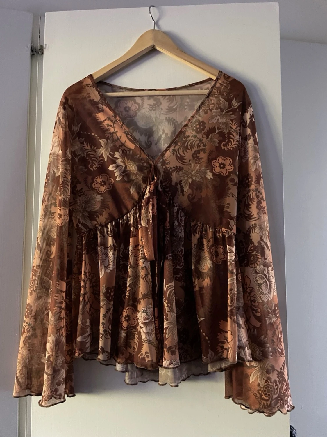 Brun blommig blus med vida ärmar