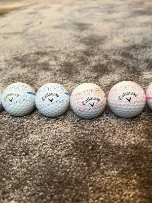 Callaway golfbollar med färgprickar - Säljer flera vita golfbollar från Callaway med färgprickar i blått, rött och rosa. Klassisk rund form och tillverkade i slitstarkt material som passar perfekt för golfbanan. Perfekt för dig som vill sticka ut på greenen. Skriv privat för pris o så