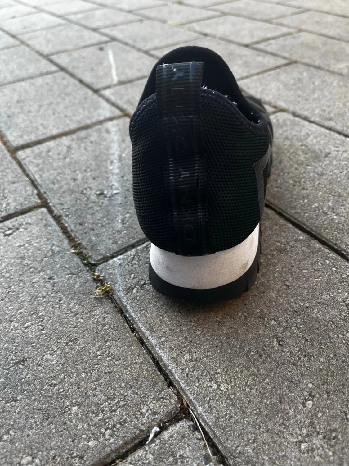 Svarta slip-on sneakers från DKNY - 3