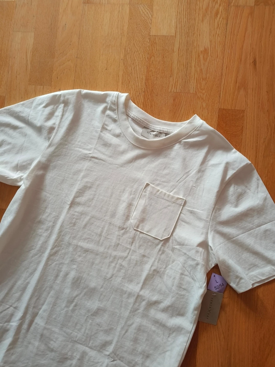 Vit t-shirt med bröstficka - 1