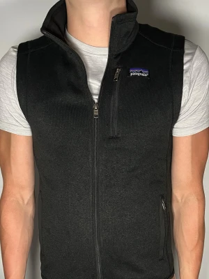 Patagonia fleece väst - Säljer en riktigt snygg och trendig Patagonia fleece väst i fint skick, storlek M men sitter som XS, vid frågor är det bara att skriva //Gramenti