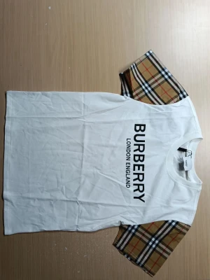 Burberry t-shirt  - .