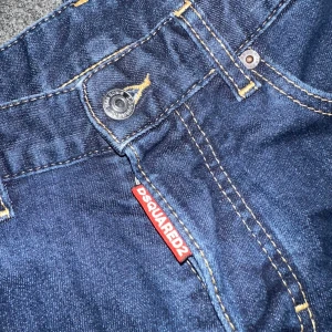Dsquared2 jeans 12y - Säljer ett par mörkblåa äkta dsquares2 jeans som jag köpte för ett par år sedan och det slog mig tanken att det kanske var dags att sälja dom. Dom är köpta på farfech och storleken är 12y. Knappast använda men dom har legat i garderoben ett tag så dom är lite skrynkliga, en strykning så är dom i toppskick sen👌                                                                         Hör av er vid frågor!