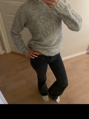 Grå stickad tröja från Selected - Jättefin grå stickad tröja med tryck från Selected. Endast använd 5 ggr. Nypris:1399kr