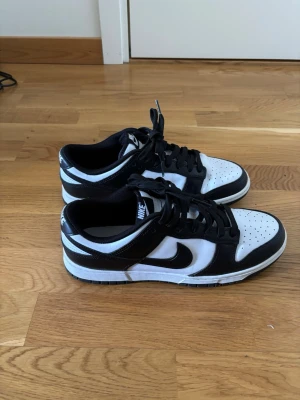 Nike Dunk Low svart/vit sneakers - Nike Dunk Low Panda – storlek 43  Säljer mina Nike Dunk Low Panda i storlek 43. Använda ungefär 10–12 gånger och fortfarande i bra skick. Klassisk svartvit färg som passar till allt och alltid är clean.  • Bra skick • Använda ca 10–12 gånger • Originalpris: 1200 kr • Säljes för 650 kr