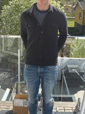 Dr. Denim overshirt - Riktigt snygg svart overshirt från Dr. Denim. Storleken är M. Tveka inte på att höra av dig vid eventuella frågor och funderingar, vårat pris är inte hugget i sten!🙃