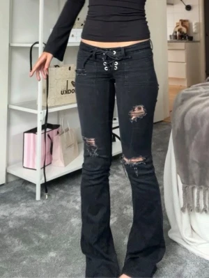 Lågmidjade jeans knytning - Lågmidjade jeans med knytning från Gina. De är i lenght modellen så innerbentslängd ca 84cm