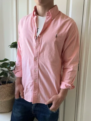 Ralph lauren skjorta  - Ralph lauren skjorta, stor på modellen. Inga defekter! Modellen i bilderna är 180 cm 75 kg och bär Storlek L , Kom med frågor! 🌟 (Kan gå ned i pris vid köp av paket 😉) 