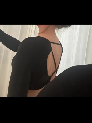 Crop top - Crop top med öppen rygg och snörning, går att snöra på olika sätt och ta bort snöret helt för att anpassa den.