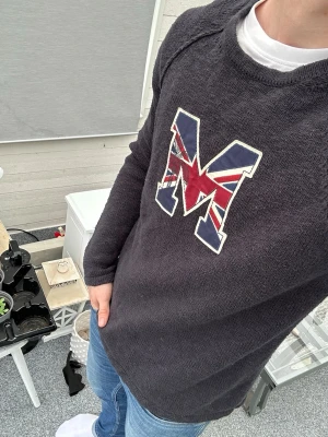 Morris knit sweater – navy blue (L) - Riktigt clean stickad Morris tröja i mörk navy med stort “M” print framtill 🇬🇧  Perfekt om du gillar old money/preppy style eller bara vill ha en enkel men dyr look. Funkar sjukt bra till jeans, chinos eller shorts på sommarkvällar.  • Storlek: L • 100% bomull • Mjuk & bekväm kvalitet • Mycket bra skick • Regular fit  Tidlös tröja som alltid funkar och ger en clean outfit direkt.