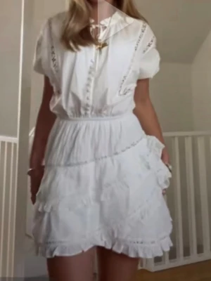 Vit maje klänning - Säljer min Maje klänning då det inte kommit till användning❣️ Endast använd två gånger så inga defekter alls. Köpt för 3500 men öppen att diskutera pris💗