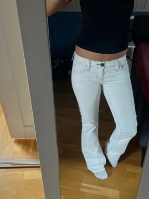 Vita bootcut jeans med låg midja - Säljer ett par vita jeans har använt kanske en gång väldigt nya. Jag säljer dem på grund av att de är för små för mig just nu annars är de perfekta.