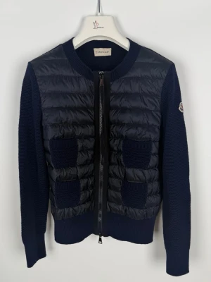 Moncler cardigan dam marinblå  - Moncler cardigan dam, storlek S. Skick som ny. Pris 4490kr finns även att köpa på våran hemsida Fashionels.com