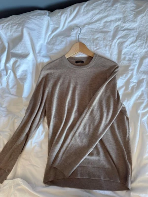 Beige tröja från Massimo Dutti - Snygg beige tröja i kashmirblanding från Massimo Dutti i mjukt och tunt material. Tröjan har rund halsringning och långa ärmar, perfekt för lager på lager eller som den är. Enkel och stilren design som passar till det mesta. Nypris:900 kr