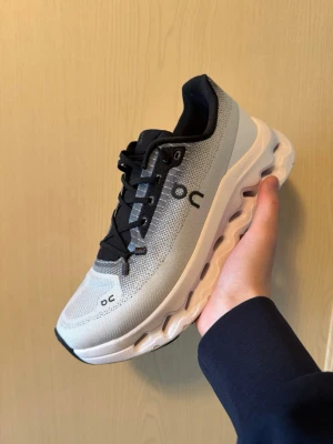On Cloudtilt Skor Black Ivory - Skick: 9/10, endast testade, som nya, inga defekter, storlek 41