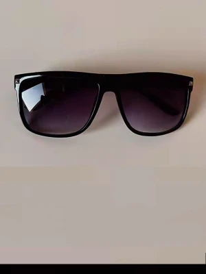 R@yban liknande solglasögon (INTRESSEKOLL) - Tjena! Tänkte köra en intressekoll på dessa feta glasögon. Dem är nästan identiska med Rayban, förutom att dessa är mycket billigare, och utan logga. Skicka ett pm vid intresse, skicka bud. (Obs: köp inte annonsen då det är en intressekoll!)