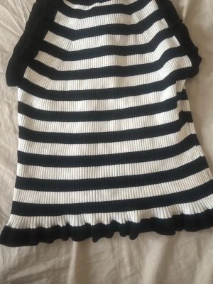 Randig tröja - Så så snygg fest topp, nästan aldrig använt den, men jättesnygg!! Den är från Lindex gammal modell, och i storlek S / XS passar båda ❣️