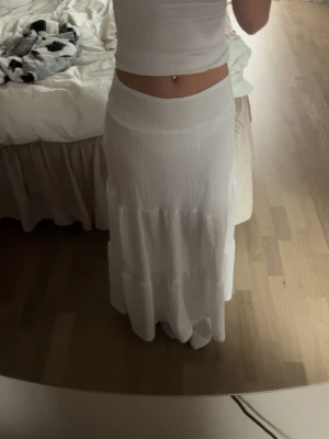 Vit långkjol från Belinda Star - Säljer en vit långkjol från lager 157. Helt ny med prislapp. Jag är ish 165cm och den passar mej. Säljer pågrund av att det inte riktigt är min stil.