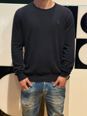 Polo Ralph Lauren tröja  - Super clean polo Ralph Lauren tröja som man kan ha som pullover men även som vanlig tröja! Nypris 1899kr skick 8,5/10    Hör av dig vid eventuella frågor:)✅