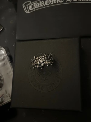 😎öppen ring Chrome Hearts - Säljer en chunky silverring från Chrome Hearts med ikoniska korsdetaljer runt hela ringen. Ringen har en cool och edgy design som sticker ut och passar perfekt för dig som gillar statement-smycken. STYCK PRIS, KAN GÖRA DEAL VID KÖP AV MÅNGA 😎❣️