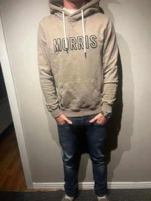 Beige hoodie från Morris - Beige hoddie ifrån morris i storlek S. Skicket är mycket bra. Modellen är 177cm och väger 65kg
