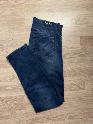 Mörkblå slim fit jeans - Snygga mörkblå slim fit jeans med lätt slitning på låren och knäna. Jeansen har en diskret tvättad look och är perfekta för en avslappnad stil. Skriv ifall ni har frågor💪🏼
