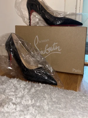 Loubitins klackar 37 - Helt nya par. Storlek 37. Helt nytt med box. Skriv innan nån tar!! Skriv ifall ni har frågor via dm. Passar dig som gillar trend och mode. Fraktas direkt efter köp!!  Har 37 och 38 👍 
