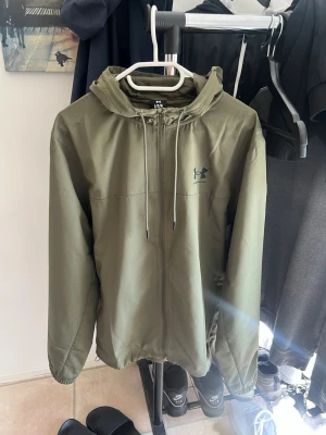 Mörkgrön Under Armour jacka - Helt ny under Armour jacka i snygg mörkgrön färg. Testad en gång sen aldrig använd så helt ny.