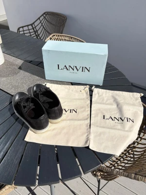 Svarta lanvins - Svarta lanvins, gummit har gått av på sidan av skorna men d e inget man märker när man har på sig de. Strl 43. Har "heel covers" på insida häl för att inte göra större slitningar (finns lite under, men absolut inget som känns/syns)
