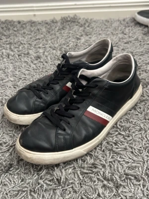 Moncler - Moncler skor i storlek 44 med ett helt okej skick. Säljer för endast 399kr, skriv för frågor.