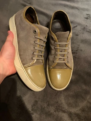 Lanvin cap toe| 44 - Lanvin cap toe| Storlek:44 motsvarar UK10| skick:7,9/10| finns normala slitningar inget som syns vid användning| Nypris ca 5500kr| Skriv vid frågor| Sell.ArchiveSS|