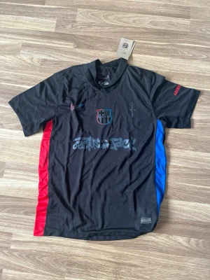 Barcelona t shirt - Barca tröja. Helt ny. Den har inga defekter och är i riktigt bra skick. Väldigt snygg och passar vid många tillfällen. Jag skickar snabbt, inom 24h! Den är i storlek M lite brän skada därför de billiga priset se bilderna.