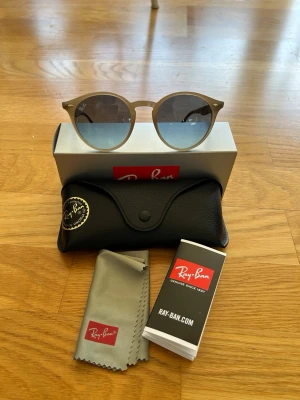 Runda solglasögon från Ray-Ban - Ray Ban RB2180 solglasögon i tortoise dove med blue gradient grey glas. Helt nya och oanvända, kommer med fodral och allt som följde med vid köp. Inga repor eller skador. Perfekta nu till sommaren och passar till allt. Modell RB2180 storlek 51. Skicka gärna bud!