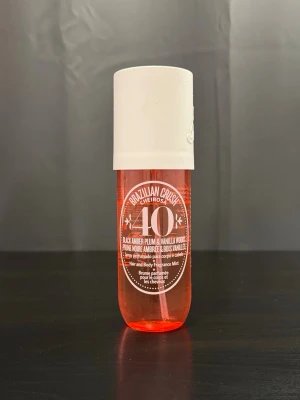Brazilian Crush Cheirosa 40 mist - Brazilian Crush Cheirosa 40 från Sol de Janeiro är en kroppsmist med doft av black amber plum och vaniljträ.