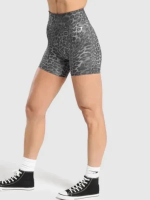 Leopardmönstrade träningstights shorts - Snygga högmidjade shorts från Gymshark med leopardmönster i svart och grått. Tillverkade i stretchigt syntetmaterial som passar perfekt för träning. Tight passform som framhäver figuren och ger maximal rörelsefrihet. Använda 2 gånger!🐆