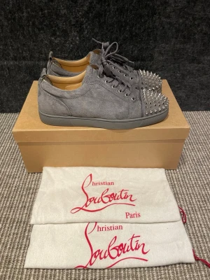 Christian Louboutin skor  - Hej, säljer nu dessa svin snygga Loubs skor. Skorna är i  bra skick! Fixade i hälen.  Begränsat antal boxar och dustbag. Hör av dig vid frågor. 