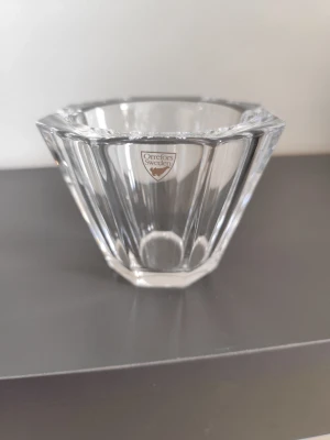 Kristallskål från Orrefors - Säljer en stilren och transparent kristallskål från Orrefors. Skålen har en åttakantig form med fasetterade sidor och är tillverkad i klart glas. Perfekt som dekoration eller för småsaker.