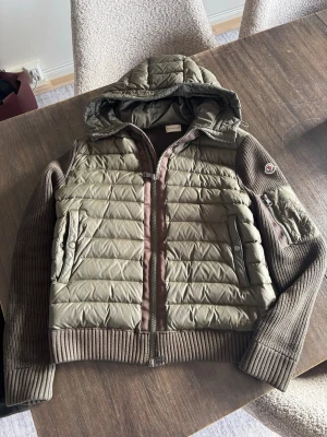 Moncler cardigan mörkgrön - Moncler cardigan mörkgrön. Jackan är i storlek L och passar även M. Den är i ny skick har inga defekter på sig. Hör av dig om du har några frågor!