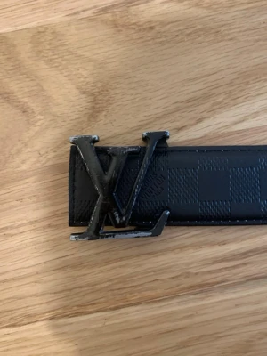 L0is V0itt0N b3lte - Väl använd bälte från Puma. Synliga skador men ingen kommer att tycka något om det! Har haft på mig och fått komplimanger!