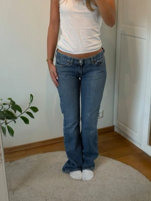 Blå bootcut jeans med låg midja - Snygga blå bootcut jeans ifrån Lycky Brand. Köpta secondhand. Jag är 164